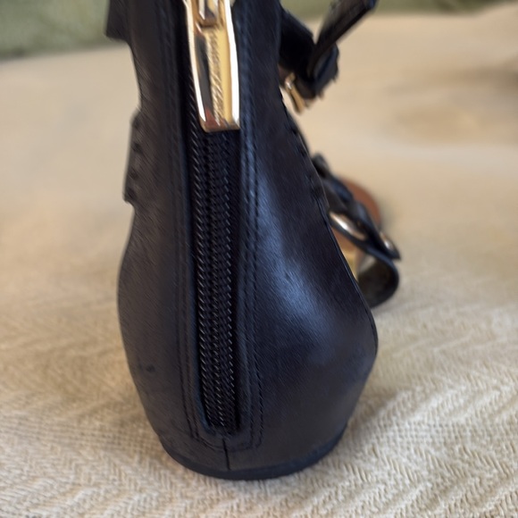 Vince Camuto black buckle sandals. 10 - Picture 3 of 7
